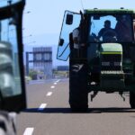 Protestocu çiftçiler yeni barikatlarda varlıklarını artırıyor